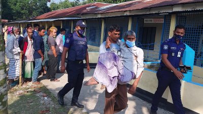 প্রথমবারের মতো ইভিএমে ভোট দিয়ে খুশি ভোটাররা 
