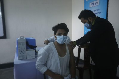 টিকা নিচ্ছেন এক শিক্ষার্থী 