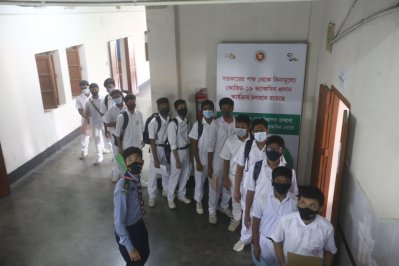 টিকা নিতে আসা শিক্ষার্থীরা 