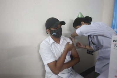 টিকা নিচ্ছেন এক শিক্ষার্থী 