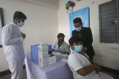 টিকা নিচ্ছেন এক শিক্ষার্থী 