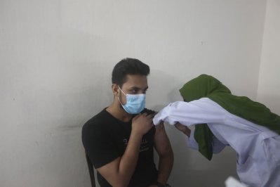 টিকা নিচ্ছেন এক শিক্ষার্থী 