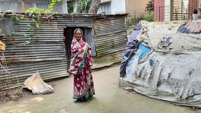 মৃত হাতেম আলীর বাড়িতে ২২ বছর ধরে ঝুপড়ি ঘরে বসবাস করছেন রাহানা