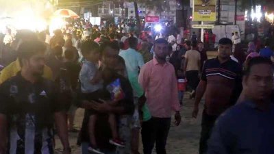 শুক্রবার রাত থেকেই বাস কাউন্টারগুলোতে পর্যটকদের ভিড়