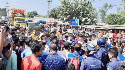 সংবাদকর্মীদের ওপর চেয়ারম্যানপ্রার্থীর সমর্থকদের হামলা, প্রতিবাদে সড়ক অবরোধ 