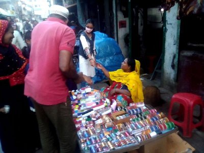 কাঁচের চুরির পসরা সাজিয়ে বসেছেন এক নারী