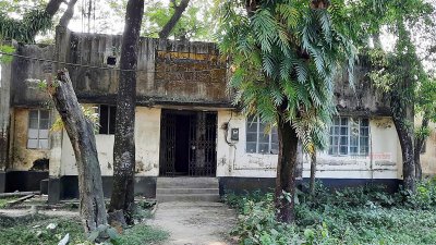 অবহেলায় পড়ে আছে টেলিফোন ভবন