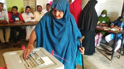 ভোট দিচ্ছেন কদভানু