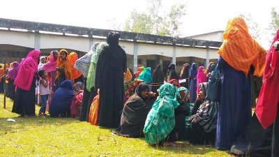 পছন্দের প্রার্থীকে ভোট দিতে তীব্র রোদে লাইনে দাঁড়িয়ে ভোটাররা