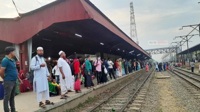 ঢাকামুখী ট্রেনের জন্য যাত্রীদের অপেক্ষা