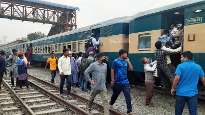 ট্রেনে উঠতে যাত্রীদের চেষ্টা