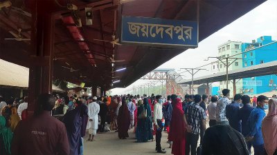 জয়দেবপুর স্টেশনের ঢাকামুখী যাত্রীদের ভিড়