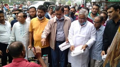 বিএনপির পক্ষ থেকে লিফলেট বিতরণ