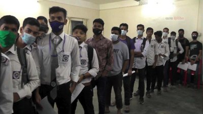 দীর্ঘ লাইনে দাঁড়িয়ে টিকা নিচ্ছেন এইচএসসি পরীক্ষার্থীরা
