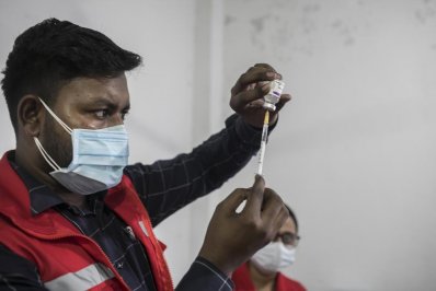 রাজধানীতে বস্তিবাসীর টিকা দেওয়া শুরু (ফটোস্টোরি)