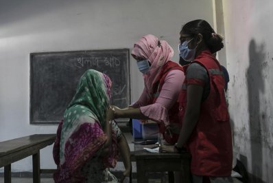 রাজধানীতে বস্তিবাসীর টিকা দেওয়া শুরু (ফটোস্টোরি)