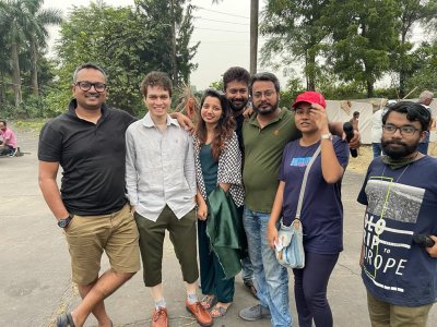 শুটিং শেষে ইউনিটের সঙ্গে নির্মাতা (বামে)