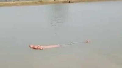পানিতে ভেসে আছেন বৃদ্ধ