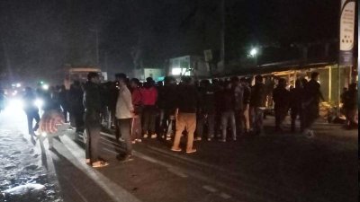  দিনাজপুর-ঢাকা মহাসড়ক অবরোধ করেছেন শিক্ষার্থীরা