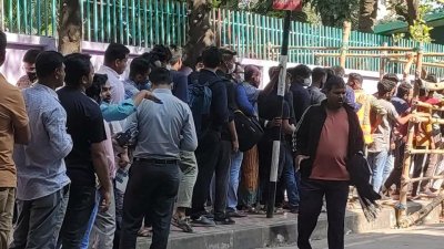 একটি টিকিটের আশায়...