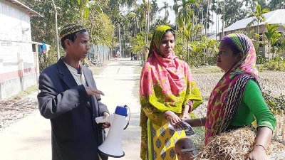 নেই কর্মীবাহিনী, স্ত্রীকে নিয়েই ভোটারের দ্বারে দ্বারে চেয়ারম্যান প্রার্থী