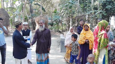 নেই কর্মীবাহিনী, স্ত্রীকে নিয়েই ভোটারের দ্বারে দ্বারে চেয়ারম্যান প্রার্থী
