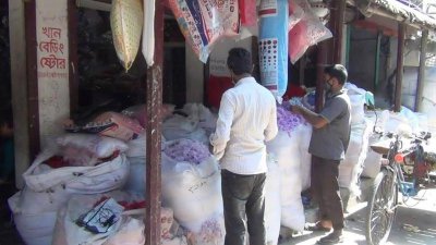তুলা ও কাপড়ের দাম বাড়ায় ক্ষুব্ধ ক্রেতা-বিক্রেতারা