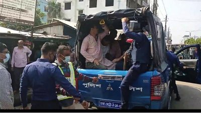 অনশন থেকে আট জনকে আটক করা হয়