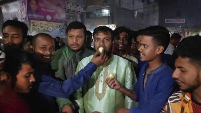 মেয়র জাহাঙ্গীরকে বহিষ্কার, গাজীপুরে নেতাকর্মীদের মিষ্টি বিতরণ 