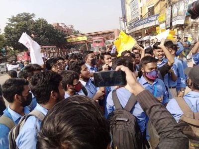 হাফ ভাড়ার দাবিতে রাজধানীতে শিক্ষার্থীদের সড়ক অবরোধ