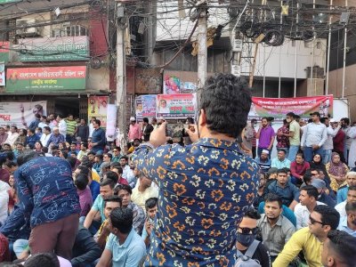 গণঅনশন কর্মসূচিতে ‘ফটোসেশনে সিরিয়াস’ বিএনপি নেতাকর্মীরা