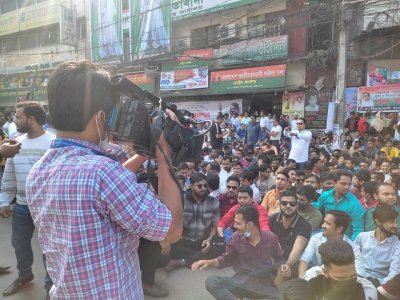 গণঅনশন কর্মসূচিতে ‘ফটোসেশনে সিরিয়াস’ বিএনপি নেতাকর্মীরা