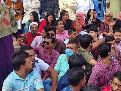 গণঅনশন কর্মসূচিতে ‘ফটোসেশনে সিরিয়াস’ বিএনপি নেতাকর্মীরা