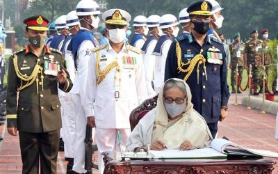 দর্শনার্থী বইয়ে স্বাক্ষর করছেন প্রধানমন্ত্রী (ছবি: পিআইডি)