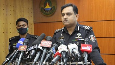 ব্রিফ করছেন র&zwnj;্যাবের আইন ও গণমাধ্যম শাখার পরিচালক কমান্ডার খন্দকার আল মঈন