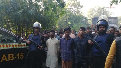 মহেশখালী থেকে হত্যা মামলার ৩ আসামি গ্রেফতার, ১০ অস্ত্র জব্দ