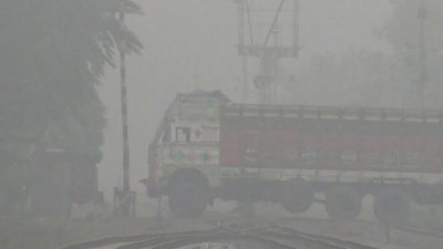 কুয়াশার কারণে দুর্ঘটনার আশঙ্কাও রয়েছে