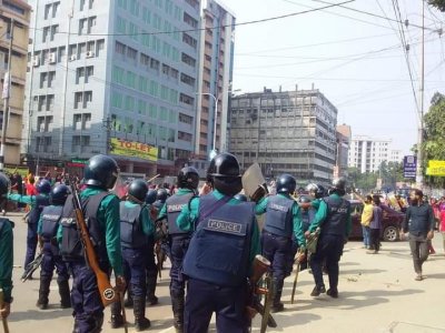 মিরপুরে পোশাক শ্রমিকদের সড়ক অবরোধ