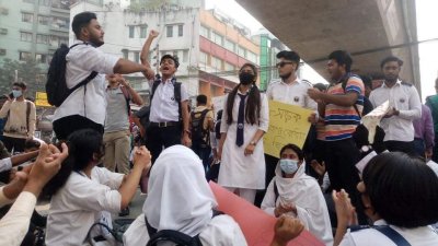 সড়কে শিক্ষার্থীদের বিক্ষোভ (ফটোস্টোরি)