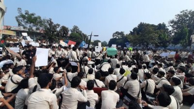 সড়কে শিক্ষার্থীদের বিক্ষোভ (ফটোস্টোরি)