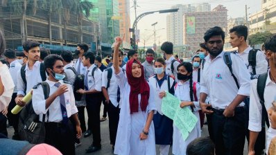 নিরাপদ সড়কের দাবিতে শিক্ষার্থীদের কাকরাইল ও শান্তিনগর মোড় অবরোধ