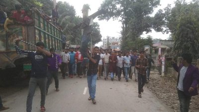 ডা. মুরাদ হাসানের কুশপুত্তলিকা দাহ করেন ছাত্রলীগের নেতাকর্মীরা