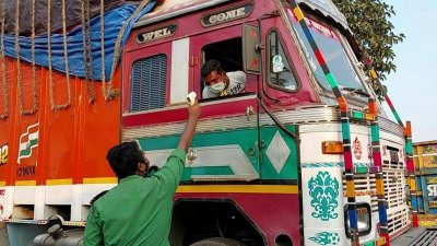 তাপমাত্রা পরীক্ষা হচ্ছে ট্রাকচালকদের