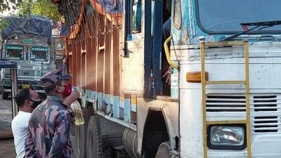 বাংলাদেশি চালক ও শ্রমিকরা ভারতীয়দের সংস্পর্শে আসায় তৈরি হয়েছে ওমিক্রন সংক্রমণের ঝুঁকি