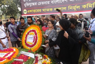 ফুলেল শ্রদ্ধায় জাতির শ্রেষ্ঠ সন্তানদের স্মরণ (ফটো স্টোরি)