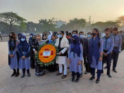 বুদ্ধিজীবী স্মৃতিসৌধে শ্রদ্ধা জানাচ্ছেন বিভিন্ন স্তরের মানুষ