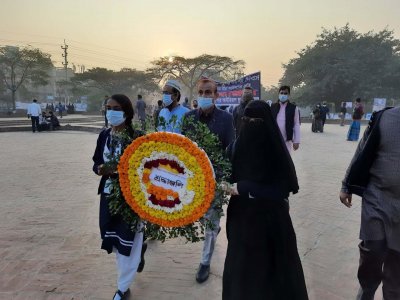 বুদ্ধিজীবী স্মৃতিসৌধে শ্রদ্ধা জানাচ্ছেন বিভিন্ন স্তরের মানুষ