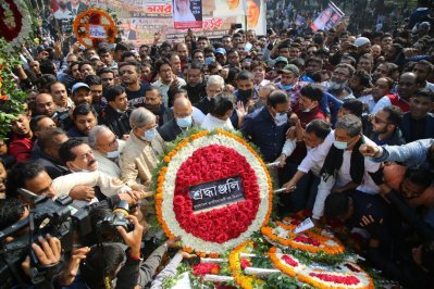 ফুলেল শ্রদ্ধা জানাচ্ছেন বিএনপি নেতারা