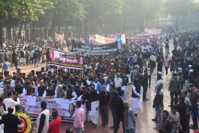 ফুলেল শ্রদ্ধায় জাতির শ্রেষ্ঠ সন্তানদের স্মরণ (ফটো স্টোরি)