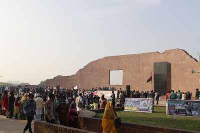 রায়েরবাজার বধ্যভূমিতে মানুষের ঢল